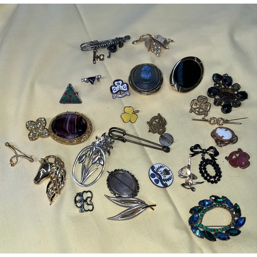 463 - A tub of brooches, some vintage, etc.