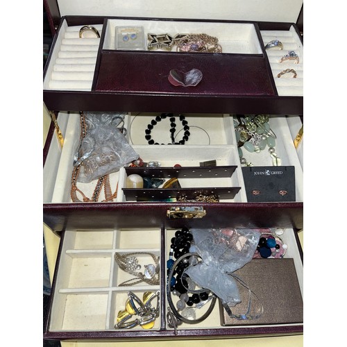 484 - A jewellery box containing vintage and modern jewellery, gemstone jewellery, silver, etc