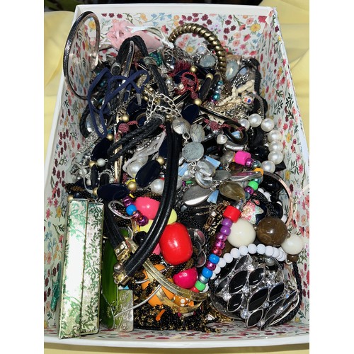 491 - A box of mixed costume jewellery.