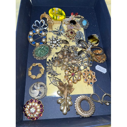 499 - A tray of 30 vintage brooches.