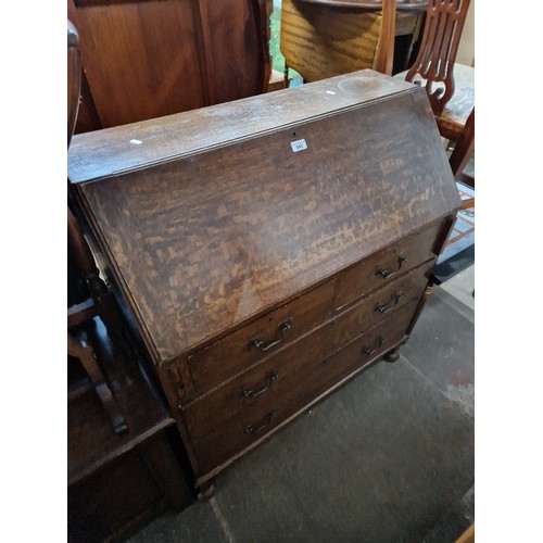 943 - An early 20th century oak bureau.