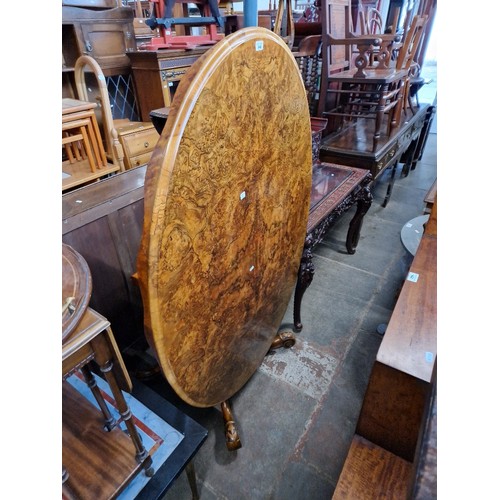 946 - A Victorian walnut loo table.