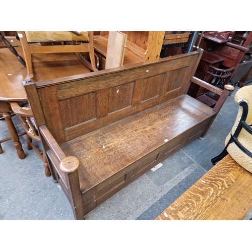 952 - An oak settle.