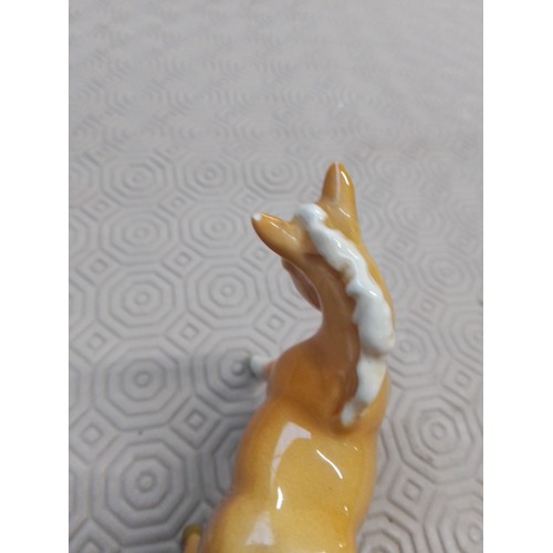 543 - A group of 10 Palomino horse figures by Beswick. Various sizes ranging from 21cm tall to appx 8cm ta... 