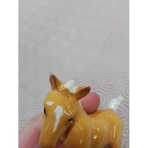 551 - Beswick Palomino Horse figures - 10 in total - 1 large (appx 21cm), 2 appx 17cm, smallest appx 7cm