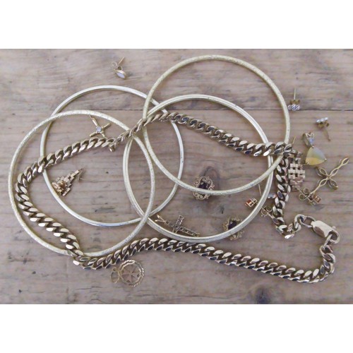 178 - A mixed lot yellow metal to include a chain with clasp marked '375' only, earrings, bangles, pendant... 