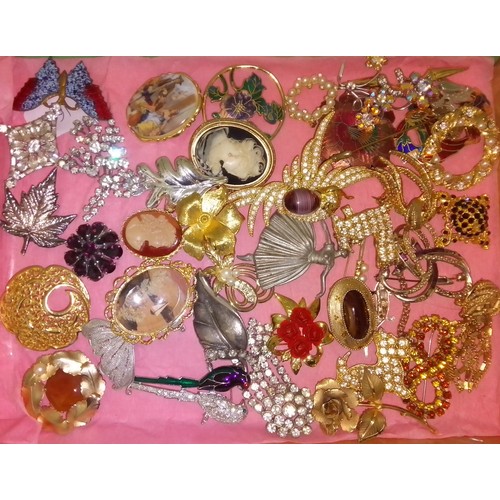 175 - A selection of vintage brooches to include enamelled, various settings, etc.