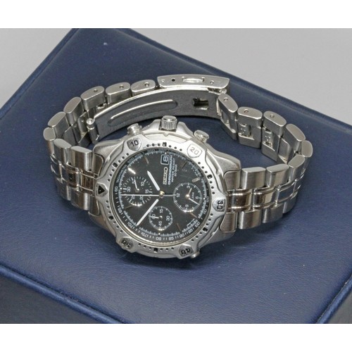 185 - A Seiko 7T32 chronograph wristwatch.