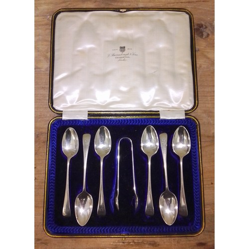 256 - A cased set of hallmarked silver teaspoons and sugar tongs. 3.53ozt