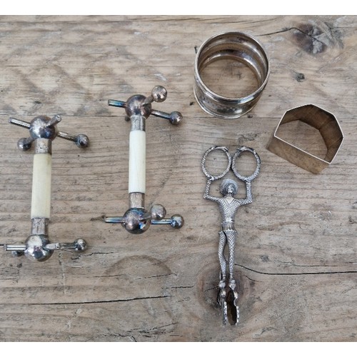 335 - A mixed collection of silver items including a pair of late Victorian knife rests, two napkin rings ... 