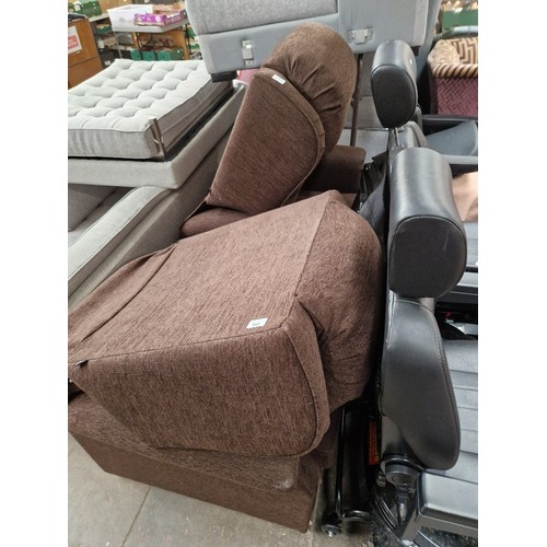 940 - An electric recliner armchair together with a matching armchair (non electric).