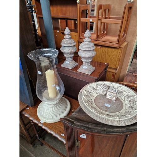 925 - A mixed lot of decorative items; candle stand with glass shade, large ceramic bowl, pair of urns, et... 