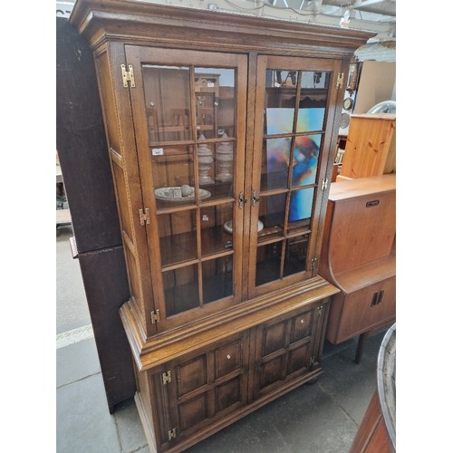 946 - An aged oak cabinet bookcase.