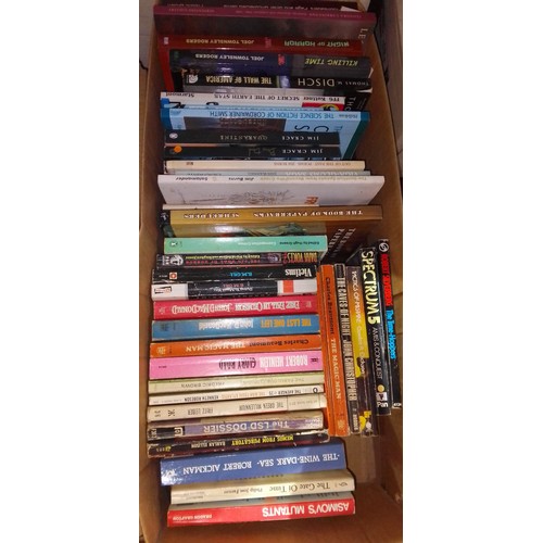 220 - A large quantity of assorted paperbacks, including science, fiction, fantasy, crime etc., etc., vari... 