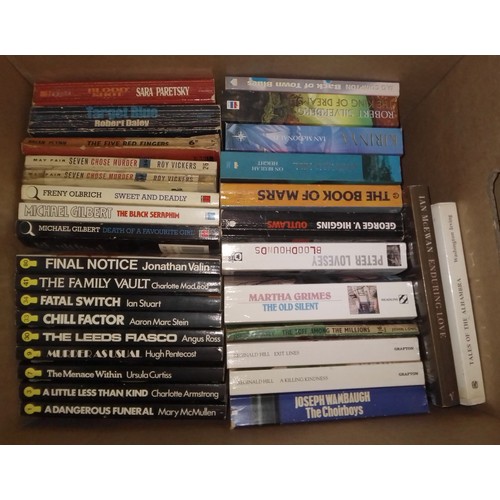 220 - A large quantity of assorted paperbacks, including science, fiction, fantasy, crime etc., etc., vari... 