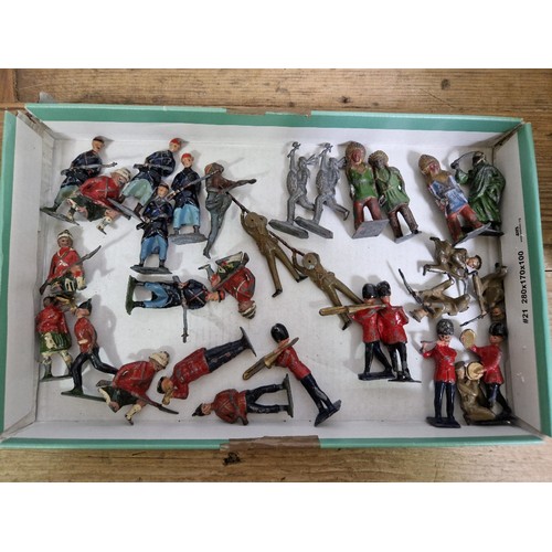 334 - A tray of assorted cast metal toy soldiers