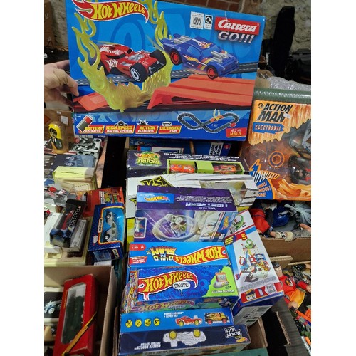 362 - A box of assorted Hot Wheels sets and a Rip Spin Warriors set.