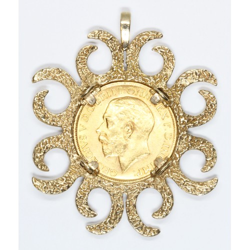 30 - George V 1913 sovereign, hallmarked 9ct gold pendant mount, length 48mm, gross weight 15.8g