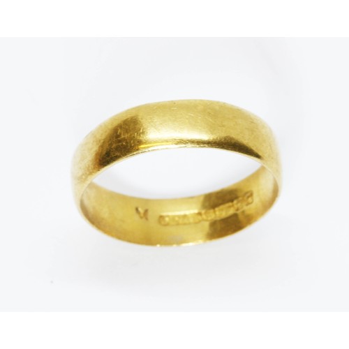 85 - A hallmarked 22ct gold wedding band, weight 3.4g, size L.