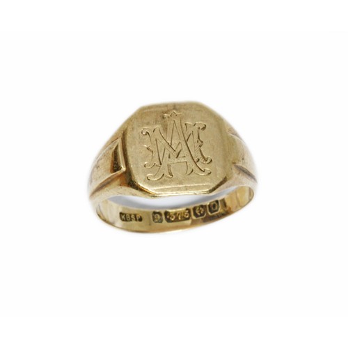 89 - A hallmarked 9ct gold signet ring, weight 3.6g, size N.