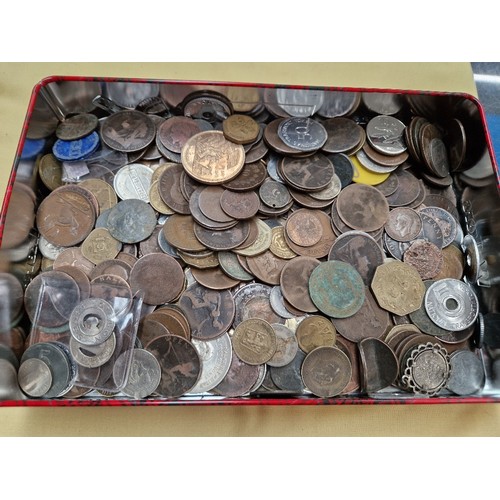 724 - A tin of assorted world coins & tokens