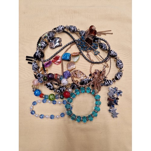 722 - A bag of costume jewellery.