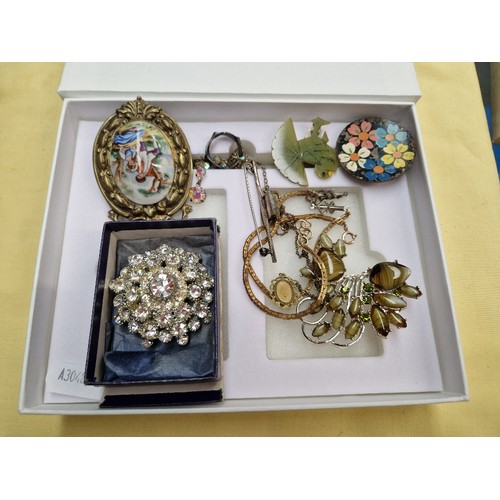 721 - A box of jewellery including vintage brooches and a silver brooch.