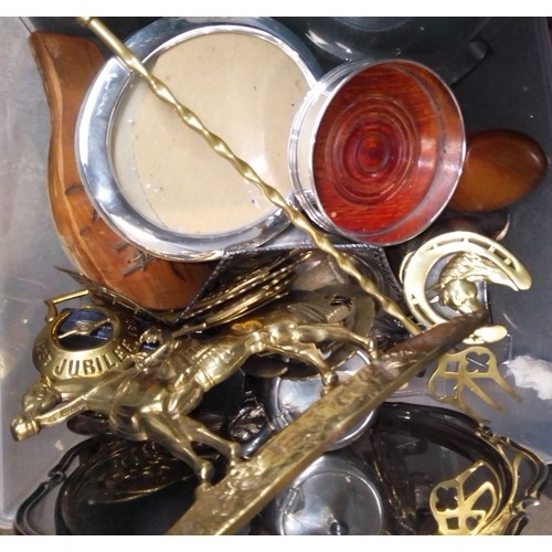 85 - A box of assorted plated and brass items, .