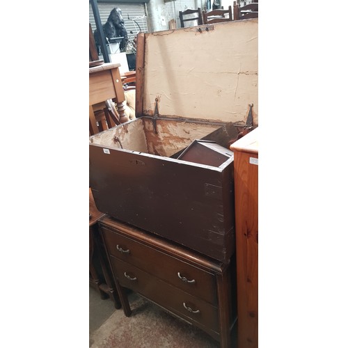 936 - An oak chest of drawers and a Victorian pine box containing various items.