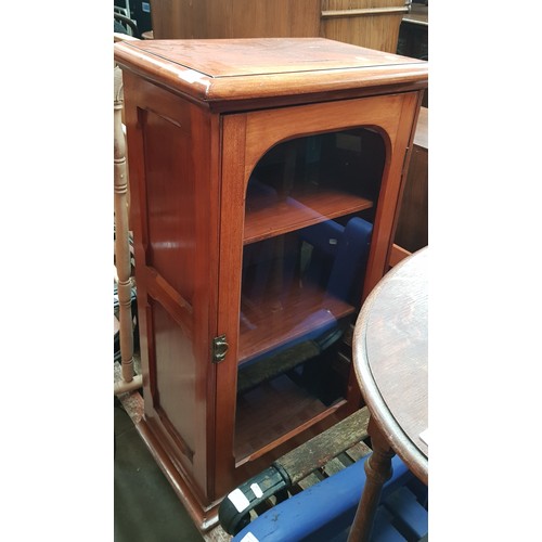 951 - A mahogany bookcase/display cabinet.