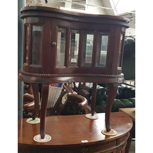 962 - A mahogany drinks cabinet with tray top.