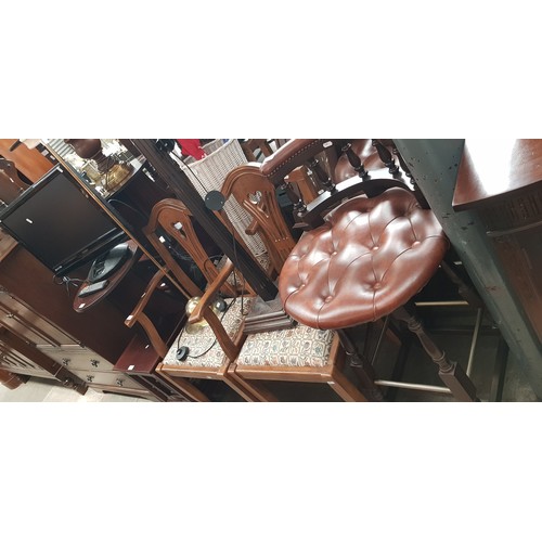 961 - A mixed lot comprising a set of four chairs, various occasional tables, mahogany plant stand, lamps,... 