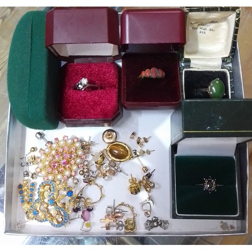 357 - A tray of assorted jewellery to include rings, earrings & brooches, silver etc.