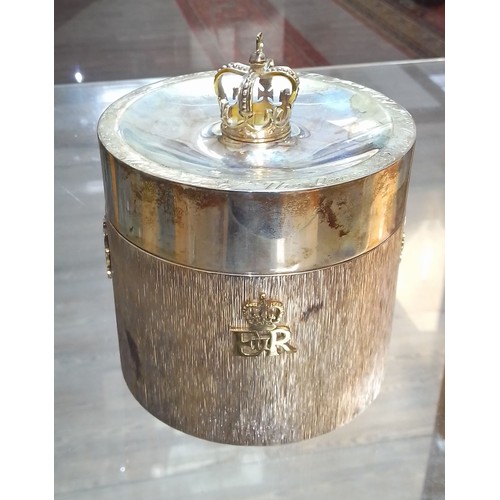 413 - An Elizabeth II Silver Wedding commemorative silver tea caddy, gilt crown finial, textured body with... 