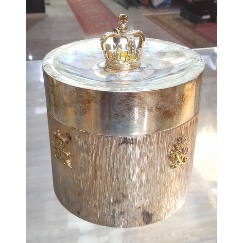 413 - An Elizabeth II Silver Wedding commemorative silver tea caddy, gilt crown finial, textured body with... 