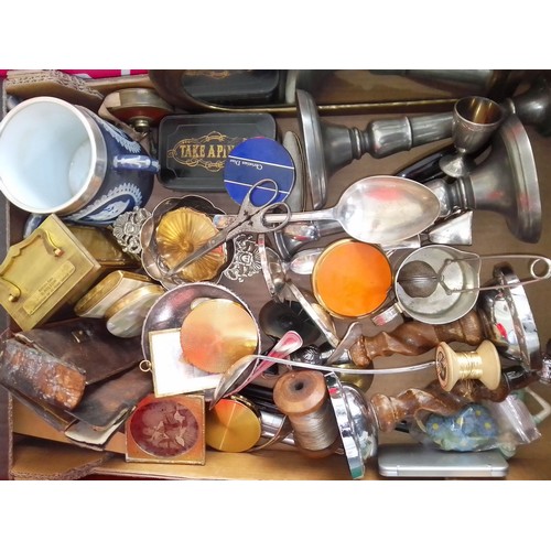 455 - A box of assorted items including a Martini cocktail spoon, vintage compacts, metal ware, carriage c... 