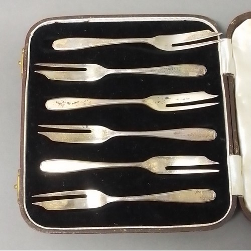 529 - A cased set of hallmarked silver cake forks, weight 2.6ozt.