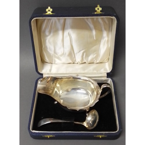 527 - A cased hallmarked silver sauce boat and non matching hallmarked silver ladle, gross weight 4.2ozt.