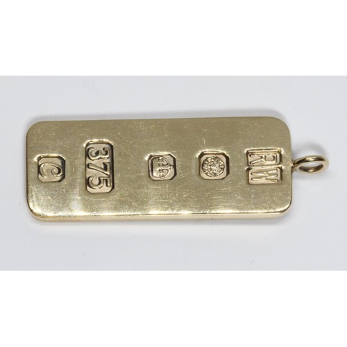 520 - A hallmarked 9ct gold ingot, length 55mm, weight 28.2g.