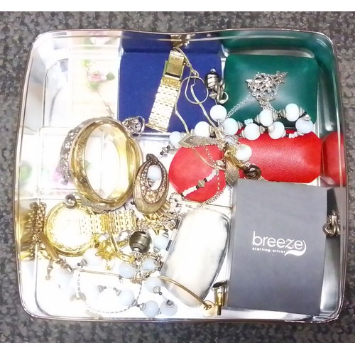 519 - A tin of assorted jewellery including silver and rolled gold etc.