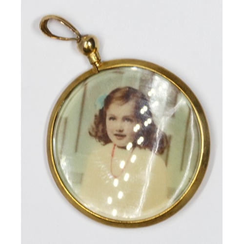 514 - A hallmarked 9ct gold mounted photo pendant, length 48mm, gross weight 8g.