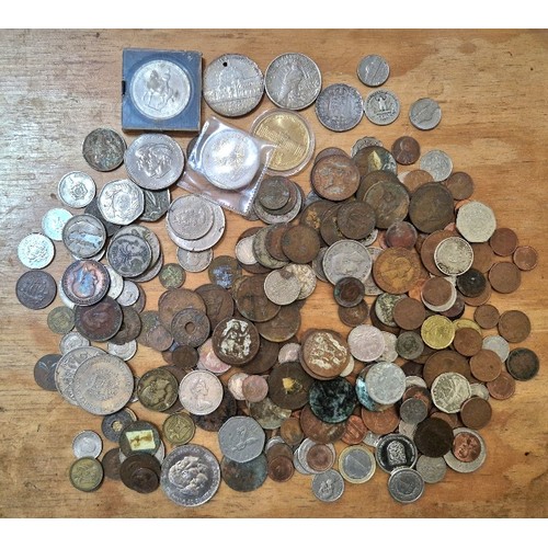 566 - A tub of assorted GB & world coins to include a 1922 US dollar, commemorative crowns & some silver e... 