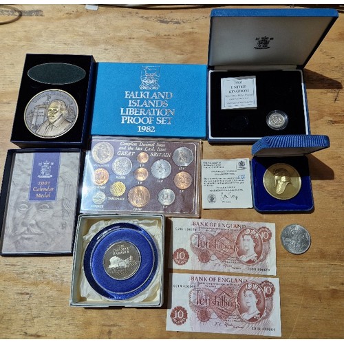 592 - A group of assorted coins, coin sets, medal & GB banknotes to include a 2001 silver proof £1 coin, 1... 