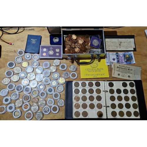 594 - A collection of assorted GB & world coins & banknotes to include silver plated coins, Ceylon 1971 se... 