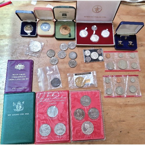 609 - A collection of assorted coins, coin sets & medallions to include a New Zealand 1980 set, a Queen mo... 