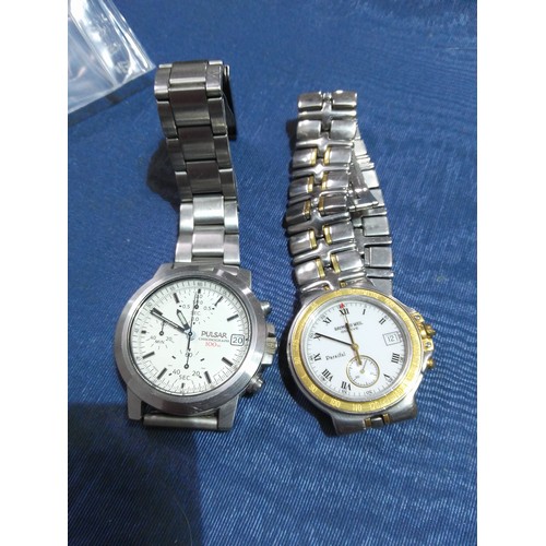 280 - A group of three wristwatches comprising a Seiko 5, a Pulsar and a Raymond Weil.