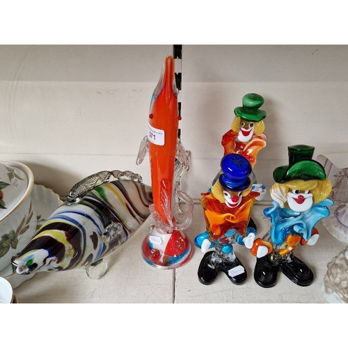 571 - Three Murano glass clowns and two fish.