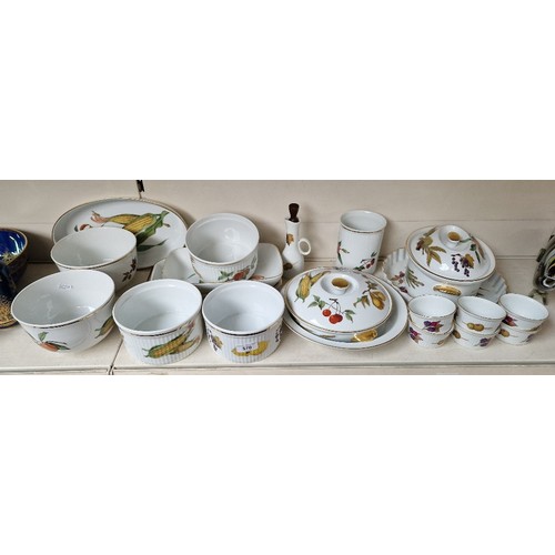 570 - Royal Worcester ‘Evesham’ - serving dishes, bowls etc. (20 items)