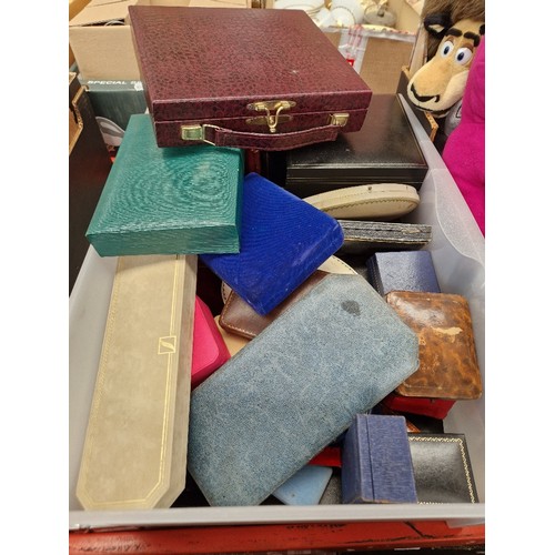 329 - A box of antique, vintage and modern jewellery boxes.