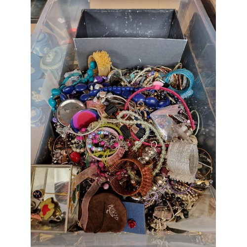 325 - A box of mixed costume jewellery.